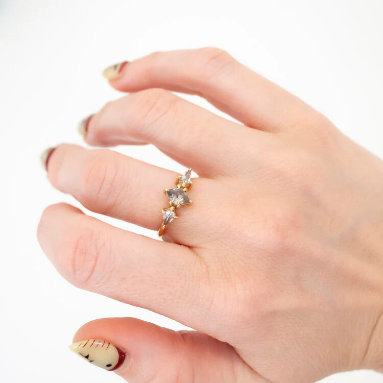 Valois Three Diamond Ring - Image 2